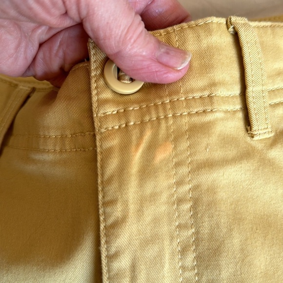 LLBean cotton short 7” has some discoloration 6 reg has 3% spandex twill - Picture 3 of 12